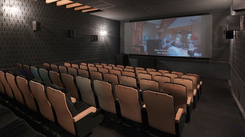 Sala de cine pequeña y bien equipada