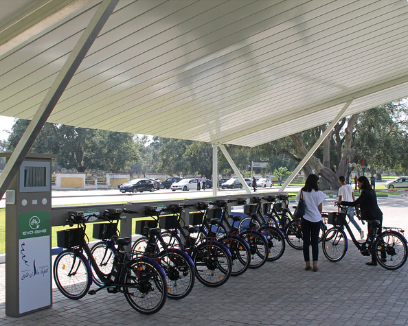 Estación de bicicletas públicas con cuberta na Universidade dekenitra (Marrocos)