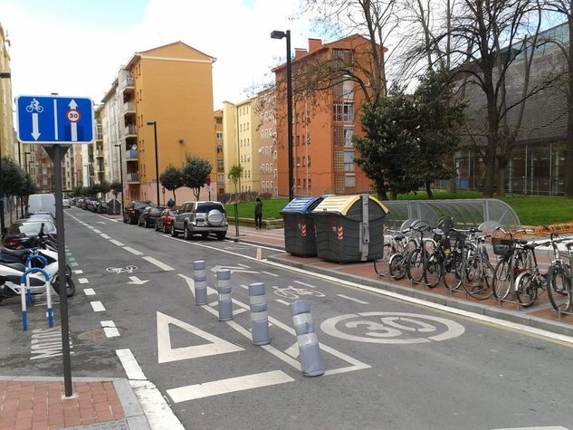 Exemplo de carril-bici a contramán en Vitoria-Gasteiz