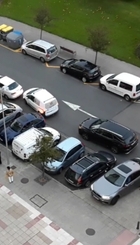 Calle Enrique Mariña con aparcamiento saturado por ciudadanos foráneos 